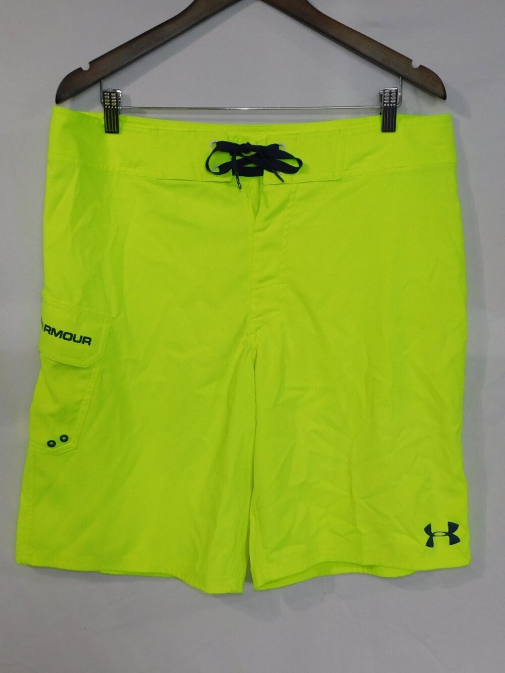Under Armour Loose neon Yellow unlined Board Shorts Swim Suit Trunks Mens 36